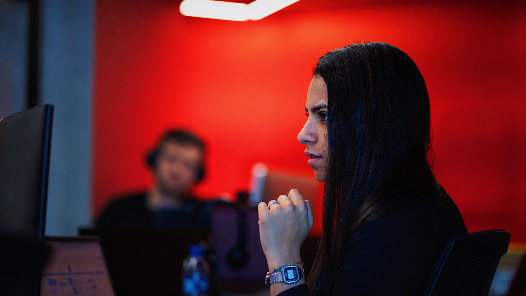Juliana Queiroz trabalhando com Produto